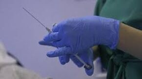 Injection entre les mains d'un médecin