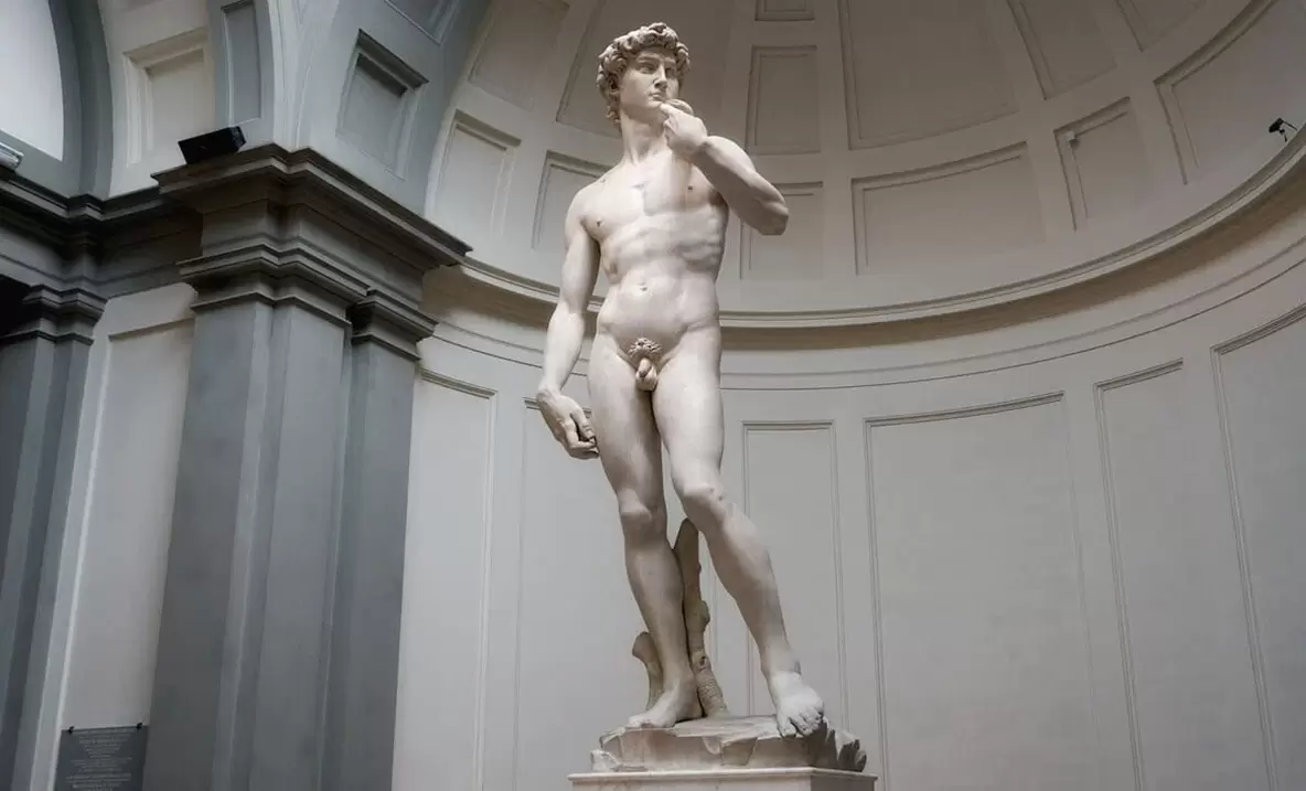 statue d'homme nu et agrandissement du pénis