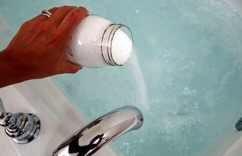 Salle de bain avec du soda